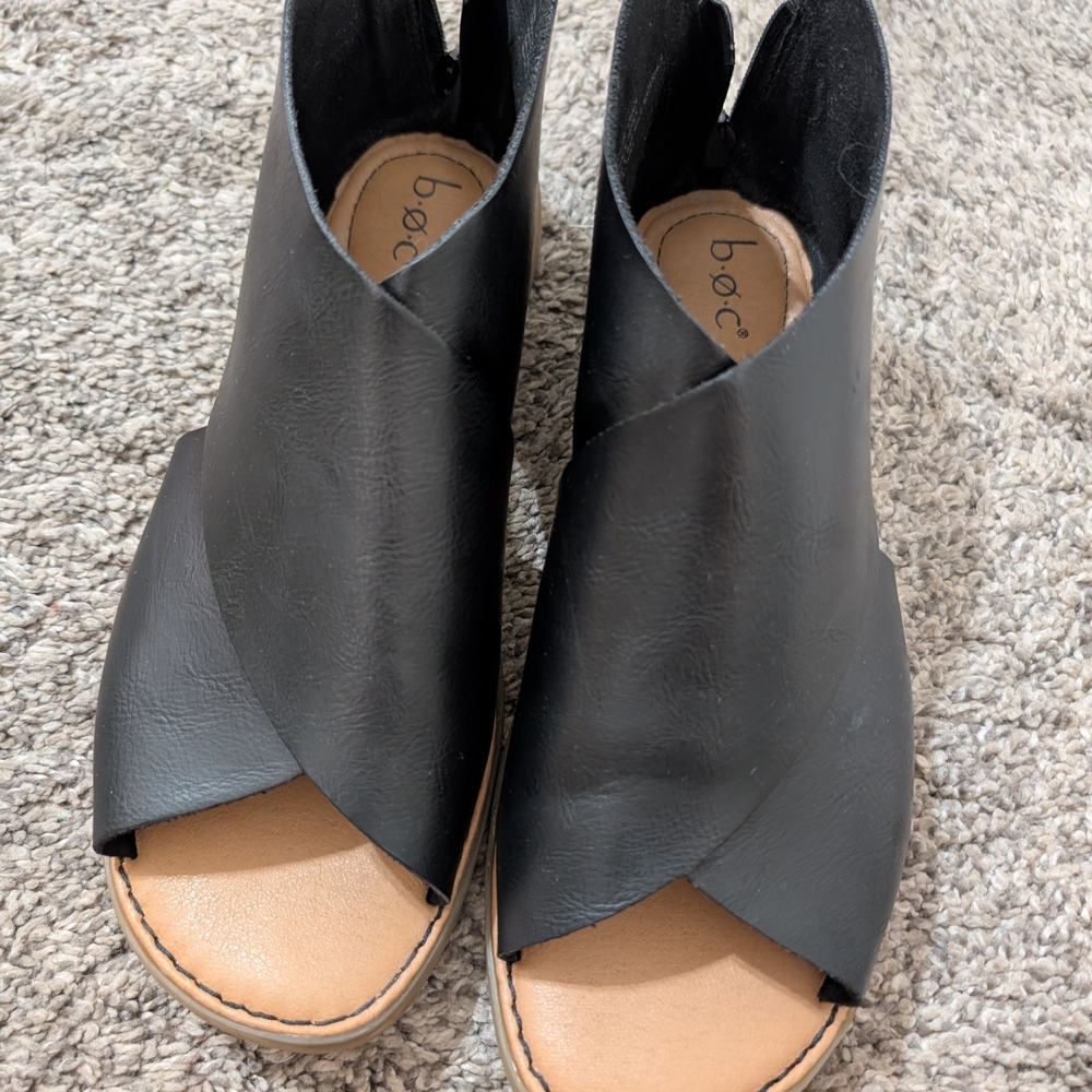 Born b.o.c. Women's Black Sandals